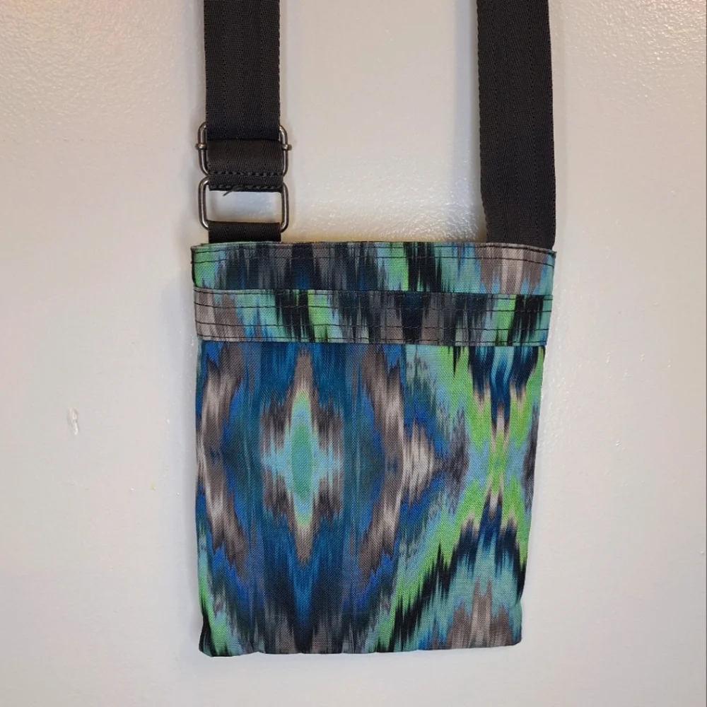 Dakine Jive Crossbody Bag Tie Dye Artsy Coastal Summer Colorful Lightweight - Picture 3 of 16